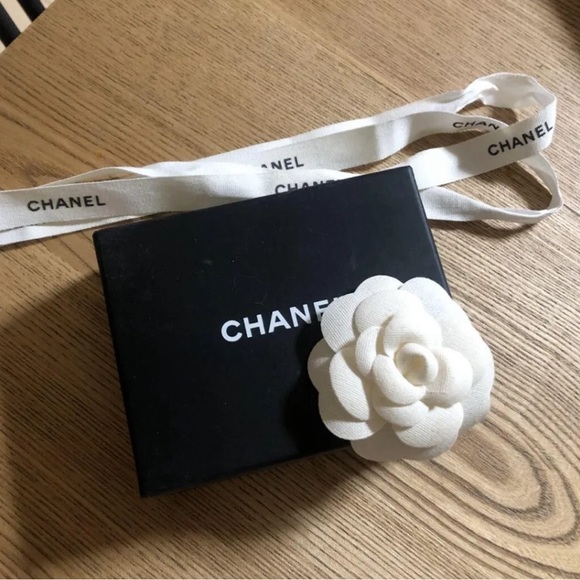 ❤️❤️SOLD❤️❤️Chanel Pearls Flower Necklace - Picture 6 of 7